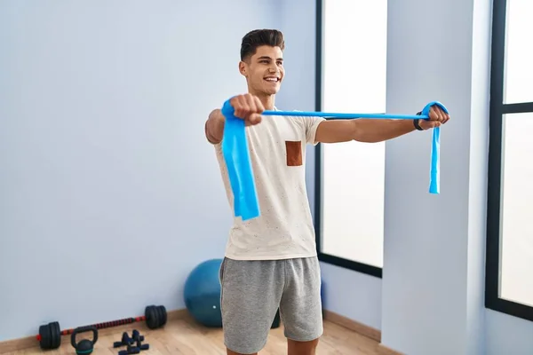 Giovane Uomo Ispanico Sorridente Allenamento Fiducioso Utilizzando Elastico Centro Sportivo — Foto Stock