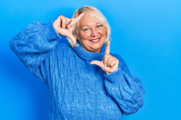 Middelbare Leeftijd Blonde Vrouw Dragen Casual Kleding Glimlachende Maken Frame — Stockfoto