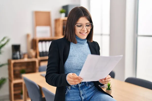 Young Beautiful Hispanic Woman Business Worker Reading Document Office — Stock Fotó