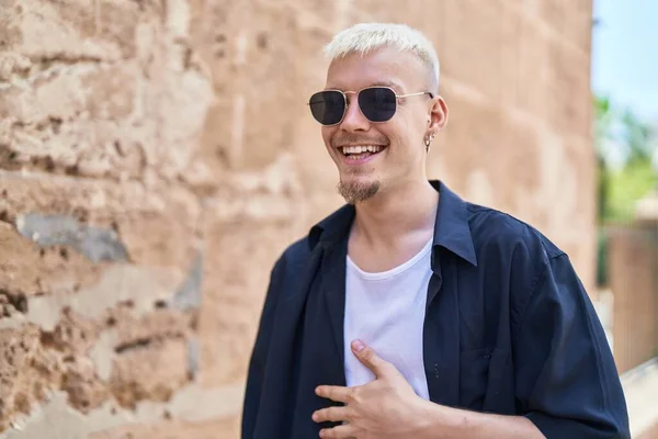 Young Caucasian Man Smiling Confident Standing Street — ストック写真