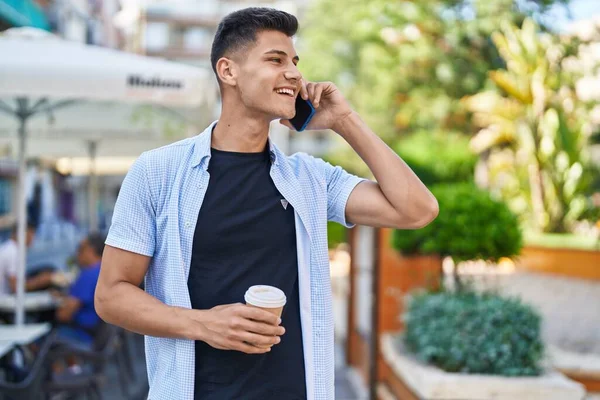 Jovem Hispânico Falando Smartphone Bebendo Café Rua — Fotografia de Stock