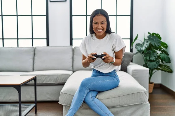 Jovem Latina Sorrindo Confiante Jogar Videogame Casa — Fotografia de Stock