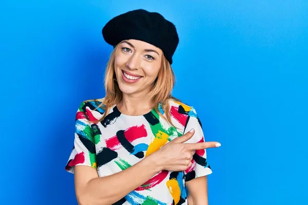 Jeune Femme Caucasienne Portant Look Français Avec Béret Souriant Pointant — Photo