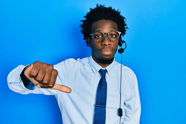 Hombre Afroamericano Joven Con Auriculares Agente Call Center Con Cara —  Fotos de Stock