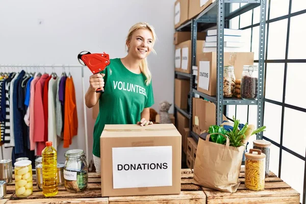 Молодая Блондинка Волонтер Улыбается Счастливой Работе Благотворительном Центре — стоковое фото