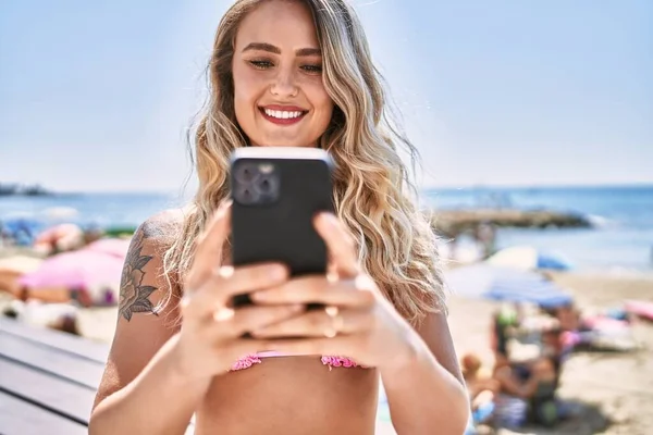 Jeune Fille Blonde Utilisant Smartphone Assis Sur Banc Plage — Photo