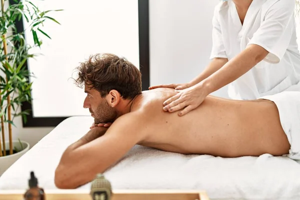 Ung Latinamerikansk Man Som Har Ryggmassage Skönhetscentret — Stockfoto