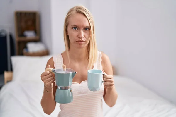 Młoda Biała Kobieta Pijąca Kawę Łóżku Zrelaksowana Poważnym Wyrazem Twarzy — Zdjęcie stockowe
