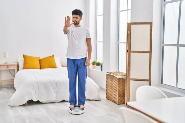 Uomo Arabo Guardando Macchina Del Peso Bilanciare Perdita Peso Con — Foto Stock