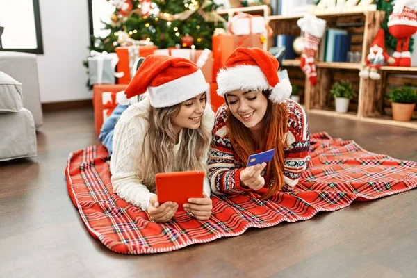Žena Pár Pomocí Touchpad Kreditní Karty Ležící Podlaze Vánoční Strom — Stock fotografie