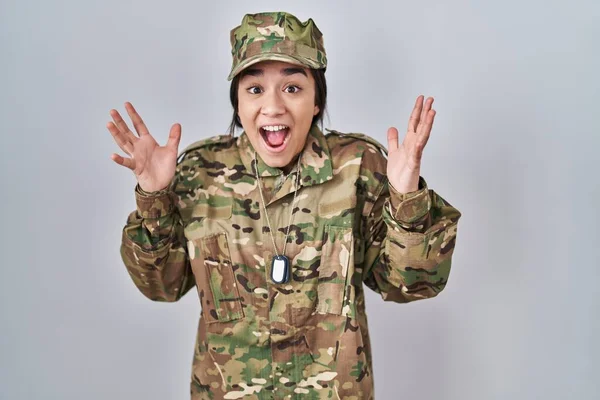 Młoda Południowoazjatycka Kobieta Mundurze Wojskowym Świętująca Szaleństwo Sukces Podniesionymi Ramionami — Zdjęcie stockowe