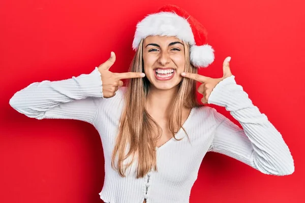 Bella Donna Ispanica Indossa Cappello Natale Sorridente Allegro Mostrando Indicando — Foto Stock