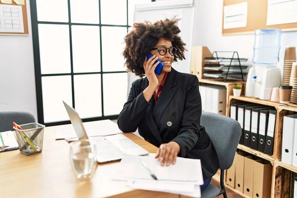 Jong Afrikaans Amerikaans Vrouw Praten Smartphone Werken Kantoor — Stockfoto