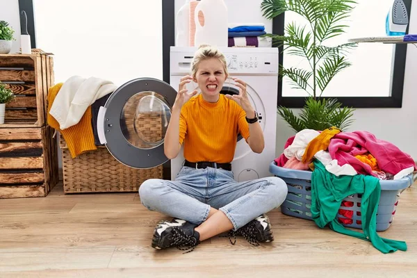 Jonge Blonde Vrouw Doet Wasgoed Zitten Door Wasmachine Schreeuwen Gefrustreerd — Stockfoto