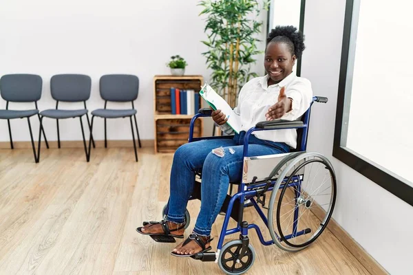 Ung Svart Kvinna Sitter Rullstol Väntrummet Leende Vänlig Erbjuder Handslag — Stockfoto