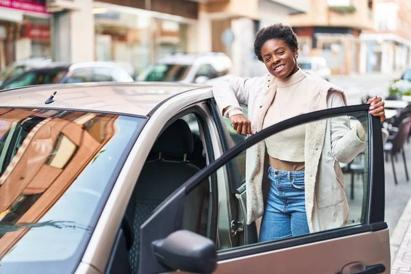 Afro Americano Donna Sorridente Fiducioso Apertura Auto Porta Strada — Foto Stock