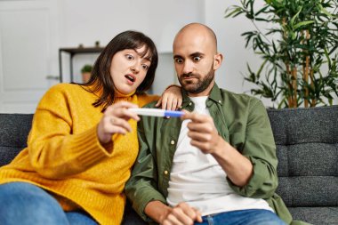 Genç İspanyol çift hamilelik testini evde kanepede oturarak yaparken şaşırdı..