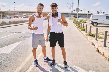 İki İspanyol erkek, sportif çift, gülümsüyor.