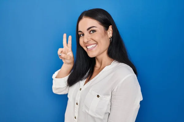 Young Hispanic Woman Standing Blue Background Smiling Looking Camera Showing — Stockfoto