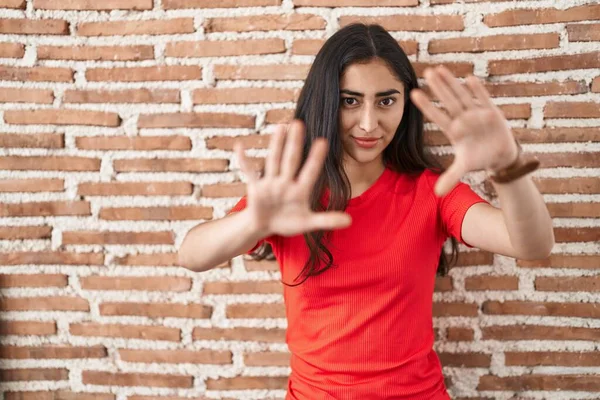 Duvarın Başında Duran Genç Kız Parmaklarıyla Çerçeve Yapıyor Kamera Bakış — Stok fotoğraf