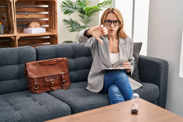 Hispanic Woman Working Consultation Office Looking Unhappy Angry Showing Rejection — Stock Photo, Image