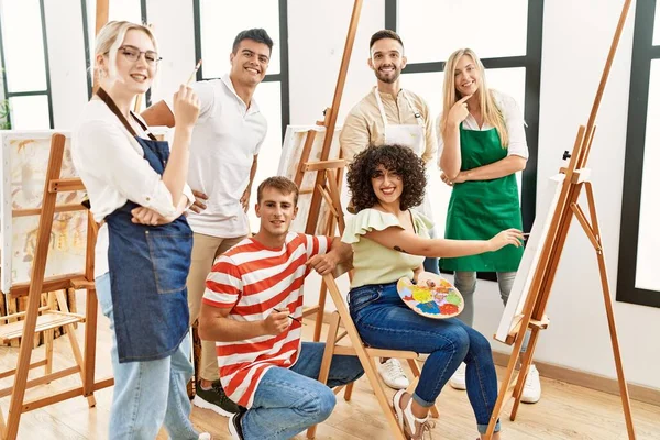 Grupo Pessoas Sorrindo Feliz Olhando Desenhar Parceiro Estúdio Arte — Fotografia de Stock