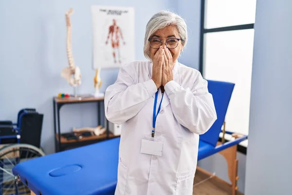 Middle Age Woman Grey Hair Working Pain Recovery Clinic Laughing — Stock Photo, Image