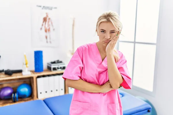 Young Caucasian Woman Working Pain Recovery Clinic Thinking Looking Tired — Stock Photo, Image