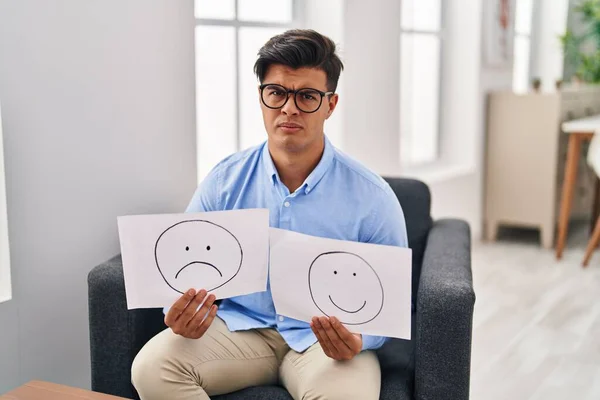 Uomo Ispanico Che Lavora Sulla Depressione Che Tiene Triste Alla — Foto Stock