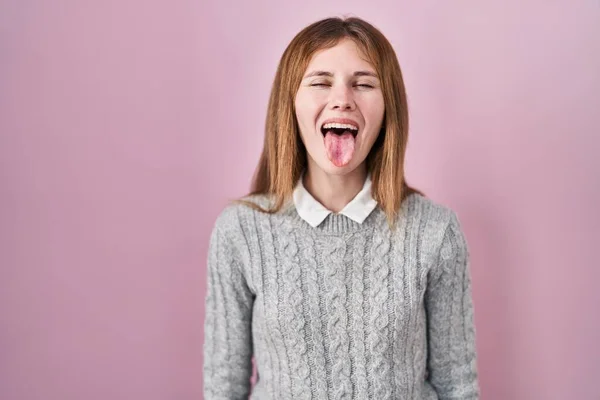 Hermosa Mujer Pie Sobre Fondo Rosa Que Sobresale Lengua Feliz — Foto de Stock