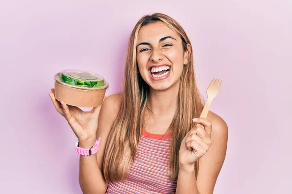 Hermosa Mujer Hispana Comiendo Ensalada Sonriendo Riendo Voz Alta Porque —  Fotos de Stock