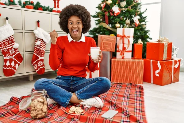 Junge Afrikanisch Amerikanische Frau Mit Afrohaaren Isst Gebäck Weihnachtsbaum Und — Stockfoto