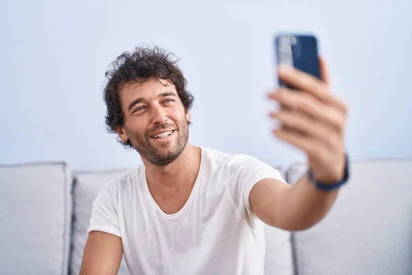 Junger Hispanischer Mann Macht Selfie Mit Smartphone Und Sitzt Hause — Stockfoto