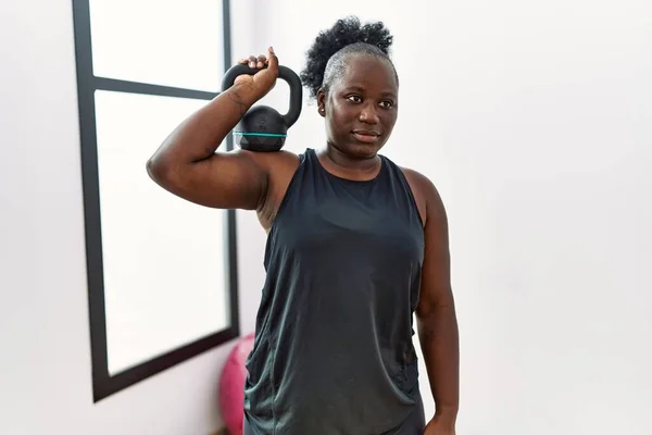 Молодая Американка Африки Тренируется Гантели Спорткомплексе — стоковое фото