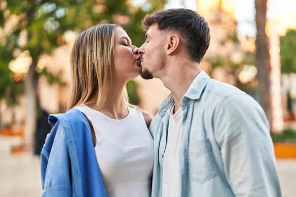 Young Man Woman Couple Hugging Each Other Kissing Street — 스톡 사진