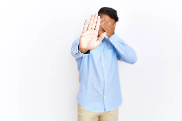 Jonge Latijns Amerikaanse Man Draagt Zakelijke Shirt Staan Geïsoleerde Achtergrond — Stockfoto