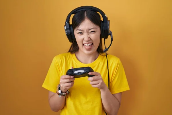 Chino Joven Mujer Jugando Videojuego Celebración Controlador Palanca Lengua Hacia —  Fotos de Stock