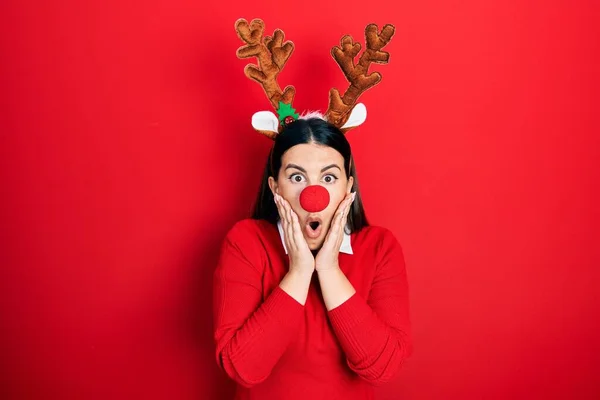 Young Hispanic Woman Wearing Deer Christmas Hat Red Nose Afraid — Photo