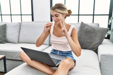 Kafkasyalı genç bir kadın evdeki sağır dille iletişim kuruyor.