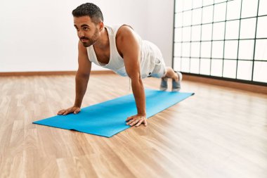 Spor merkezinde karın kaslarını çalıştıran genç bir İspanyol.