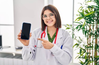 Genç İspanyol doktor kadın akıllı telefon ekranında gülümsüyor. 