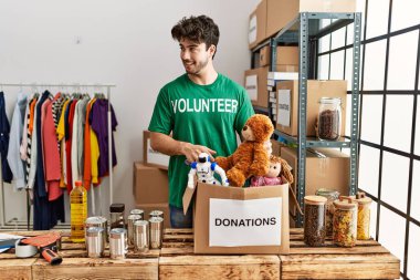 Gönüllü olarak hayır kurumunda çalışan İspanyol asıllı genç adam.