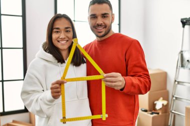 Genç latin çift gülümsüyor mutlu ev projeleri yeni ev..