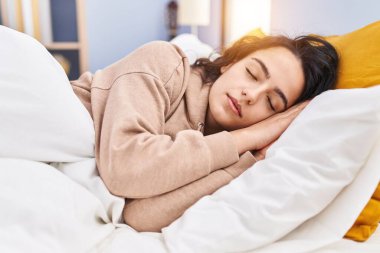 Genç İspanyol kadın yatak odasında uyuyor.