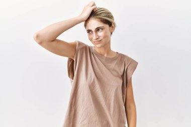 Tecrit edilmiş arka planda duran genç sarışın kadın soru sorup kafasını karıştırıyor. Şüpheyle kararsız, kafa kafaya düşünerek. Düşünceli kavram. 