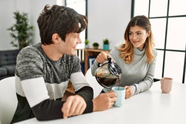 Kafkasyalı genç bir çift kahvaltlarını evde fincana dolduruyorlar..