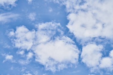 Güneşli bir günde bulutlu güzel mavi gökyüzü