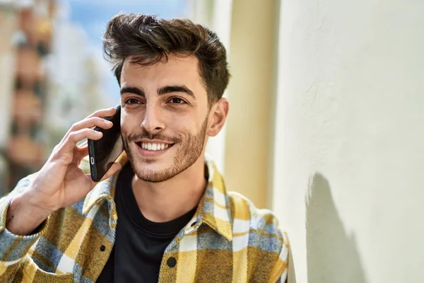 Bel Homme Hispanique Souriant Heureux Confiant Ville Parlant Téléphone Buvant — Photo