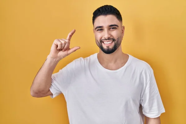 Jonge Knappe Man Draagt Casual Shirt Gele Achtergrond Glimlachend Zelfverzekerd — Stockfoto