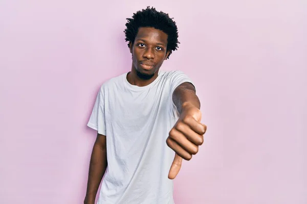 Junger Afrikanisch Amerikanischer Mann Lässigem Weißem Shirt Der Unglücklich Und — Stockfoto